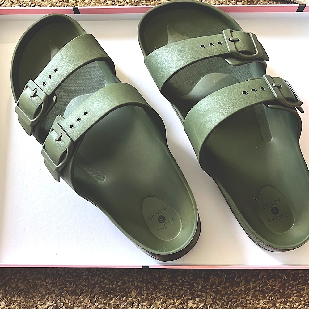 Womens Size 9 Birkenstock-style sandal (green)